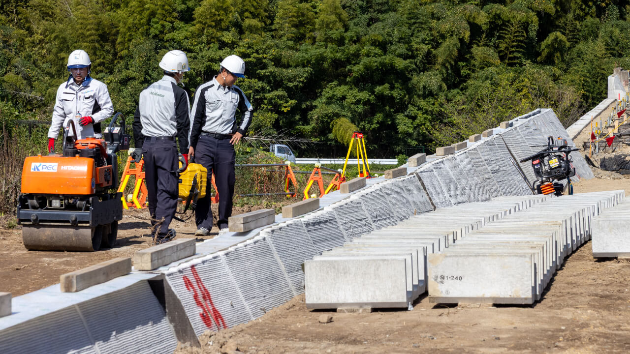 Installing retaining wall