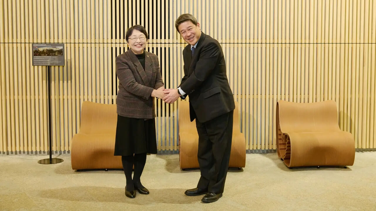 Donation ceremony with Sophia University President Miki Sugimura (left) and DNP Executive Officer Yasuyuki Tani (right)