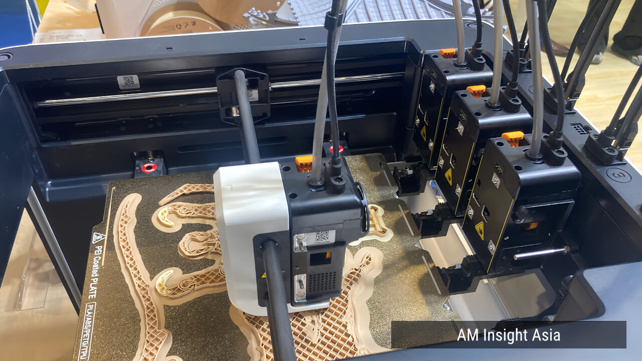 The Snapmaker U1's four-toolhead SnapSwap™ system — five-second head switching, up to 80% less filament waste.