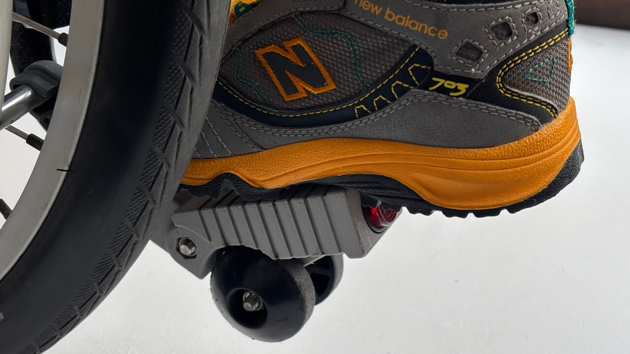 A child-sized shoe on the 3D printed tipping lever — now easier to step on for both adults and children.