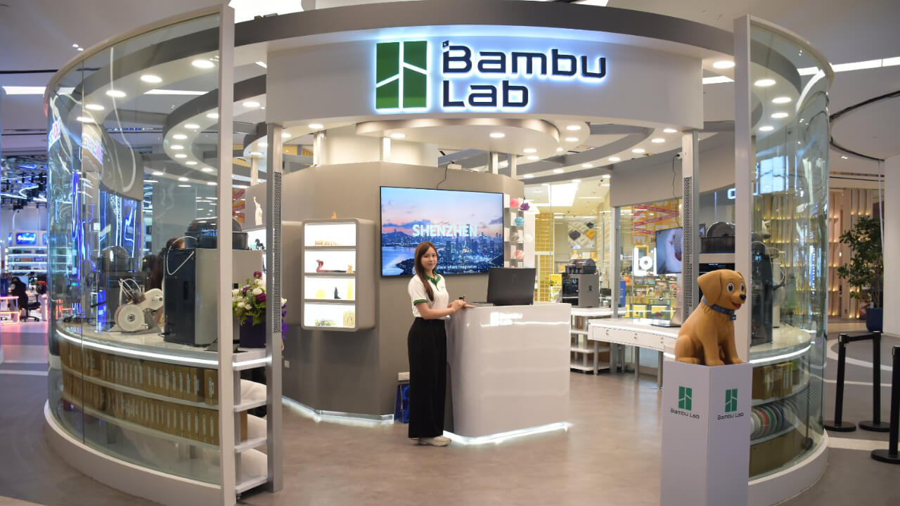 The Bambu Lab Authorized Premium Store at Siam Paragon, with its curved glass facade | Photo: 3D Studio