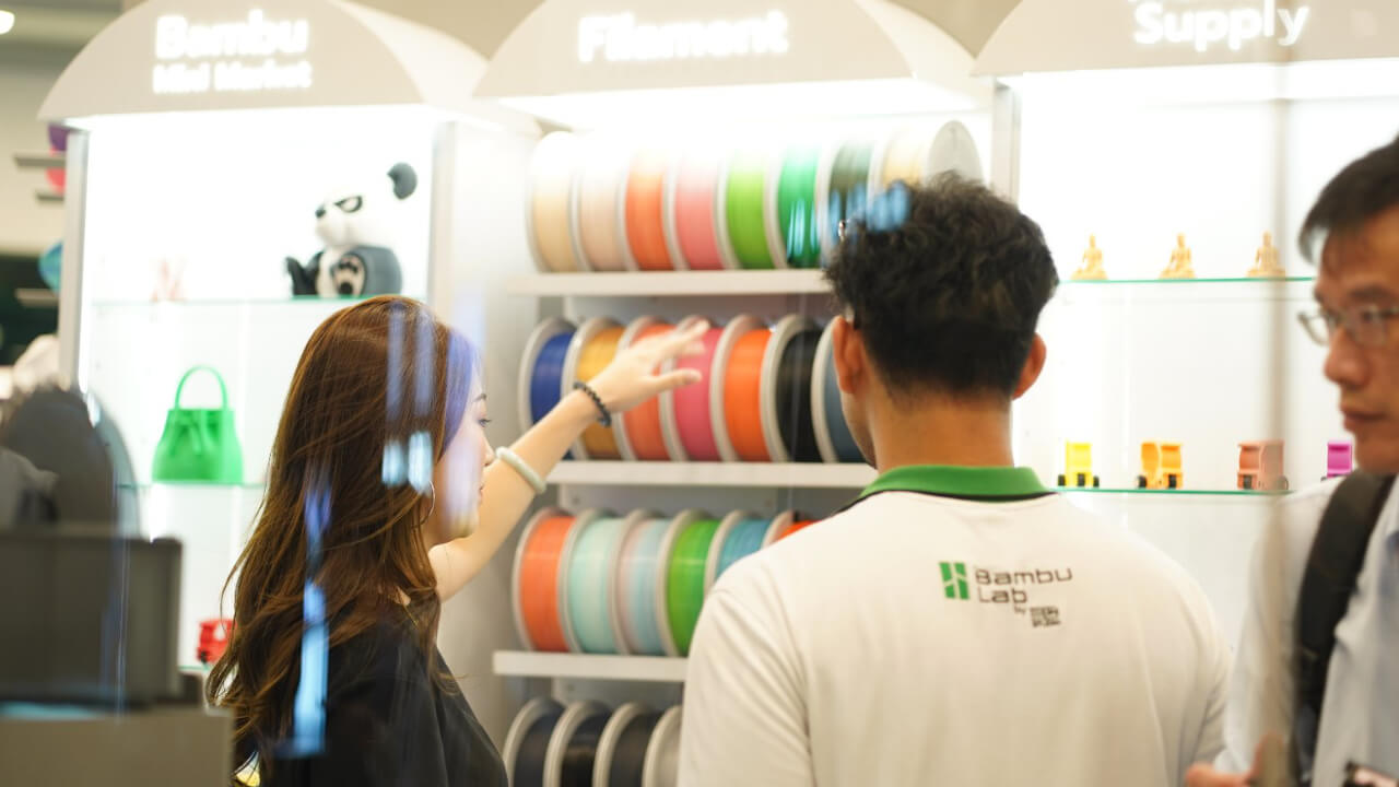 Filament in every color lines the shelves inside the store | Photo: 3D Studio