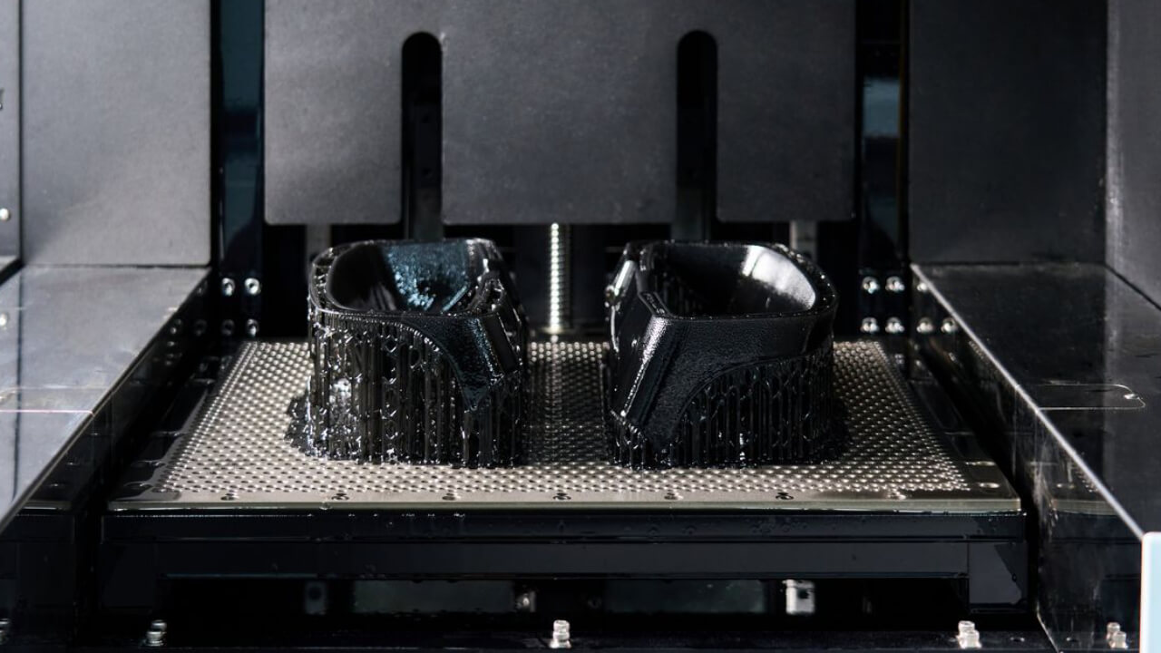 A vat photopolymerization process fabricates a component by curing liquid resin layer by layer using light. | Photo: Hyundai