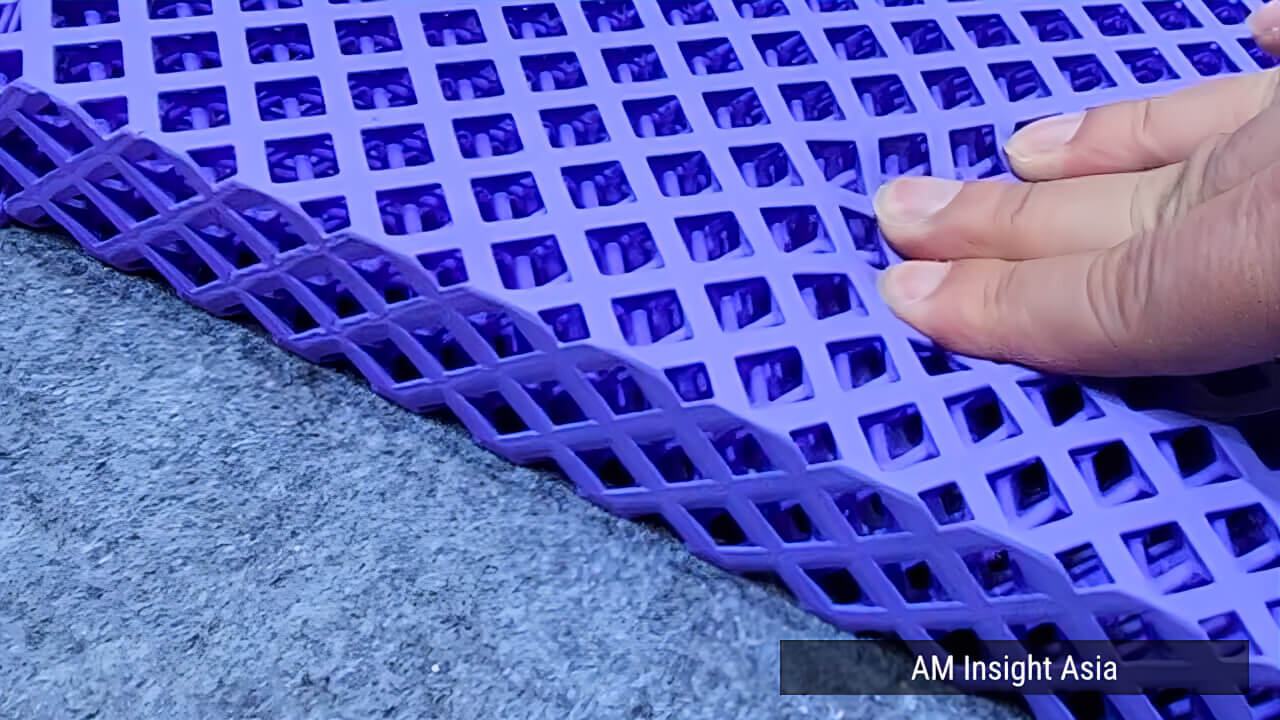 A close-up of the mat's texture, showing its cushioned structure. | Photo: AM Insight Asia