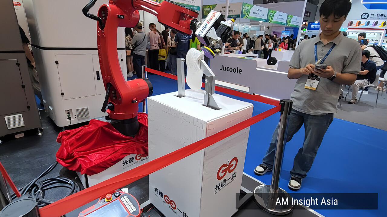 A robotic arm from GS-Eagle Intelligent demonstrating shoe polishing. | Photo: AM Insight Asia
