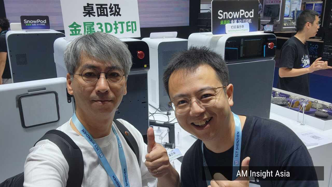 The author with a SnowX booth staff member. | Photo: AM Insight Asia